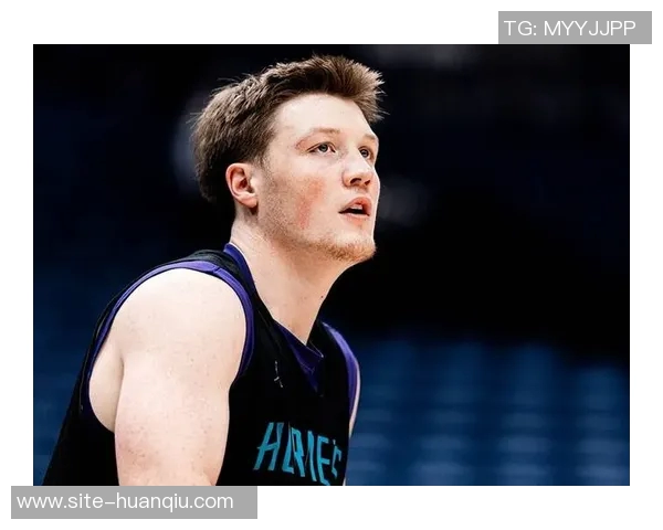 卡尔克布伦纳在对抗独行侠内线时表现出色应该给予他更多的上场时间